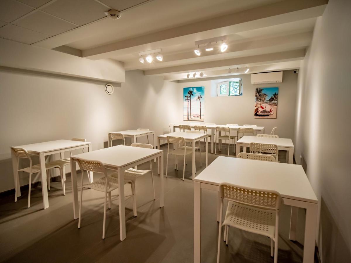 Banana'S Camp Hostel คานส์ ภายนอก รูปภาพ